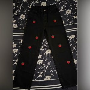 Black pants with strawberry’s